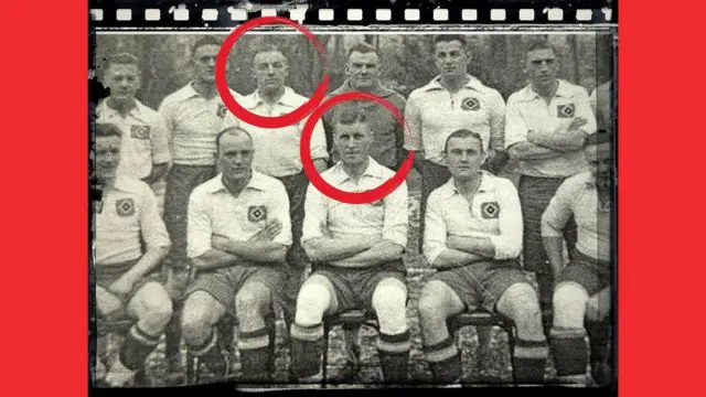 تصویر هالورسن (ردیف عقب، نفر سوم از سمت چپ) و هاردر (ردیف جلو، وسط) با هم تیمیهای خود در هامبورگ