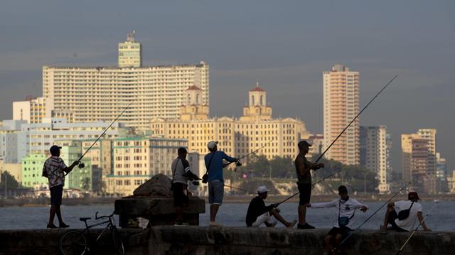Cubanos pescando no Malecón