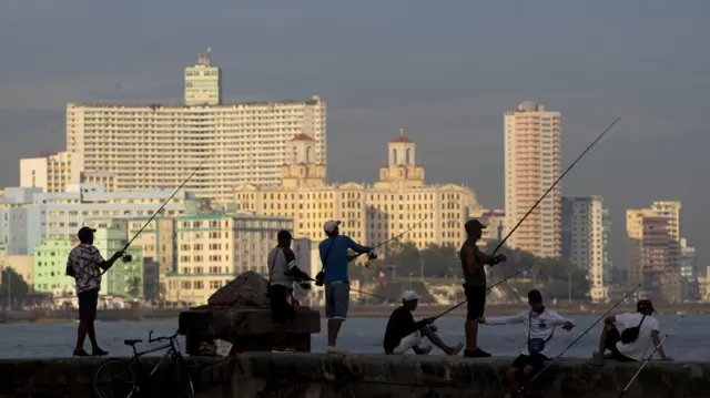 Cubanos pescando no Malecón