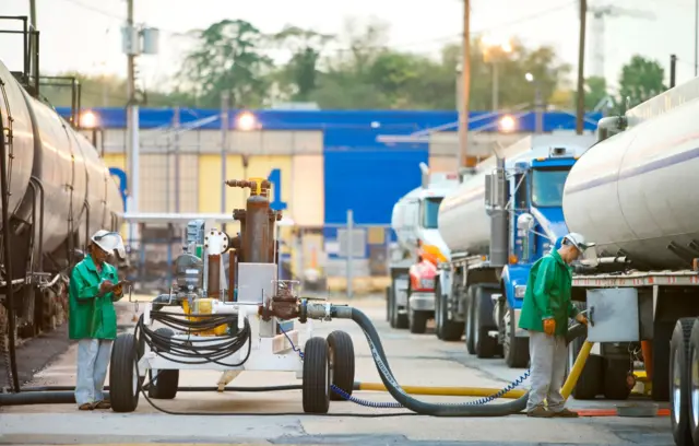 काय असतं हे इथेनॉल? ते पेट्रोलमध्ये का मिसळलं जातं?