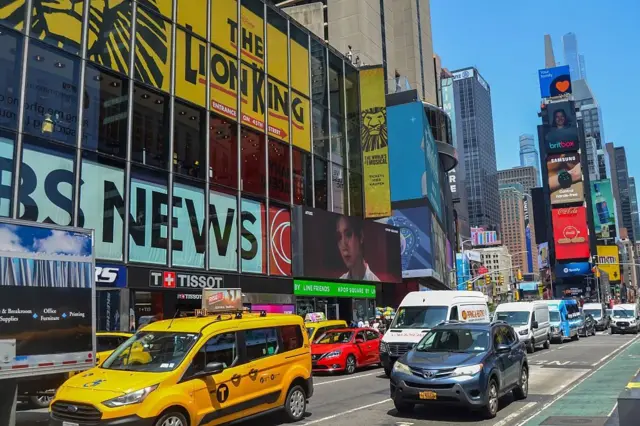 Нью-Йоркда машиналар ҳаракатланаётган кўча.