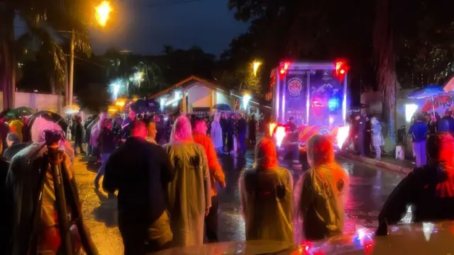 బ్రెజిల్ విమాన ప్రమాదం జరిగిన ప్రదేశం సమీపంలో గుమిగూడిన జనం