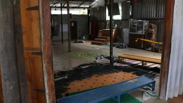 திருகோணமலை நகர் பெரிய கடை பள்ளிவாசல் மீதும் பெட்ரோல் கண்டு வீசப்பட்டுள்ளது