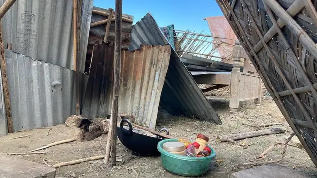 ধলপুরে বিধ্বস্ত ভিটে বাড়ির ভাঙা ঢেউটিন