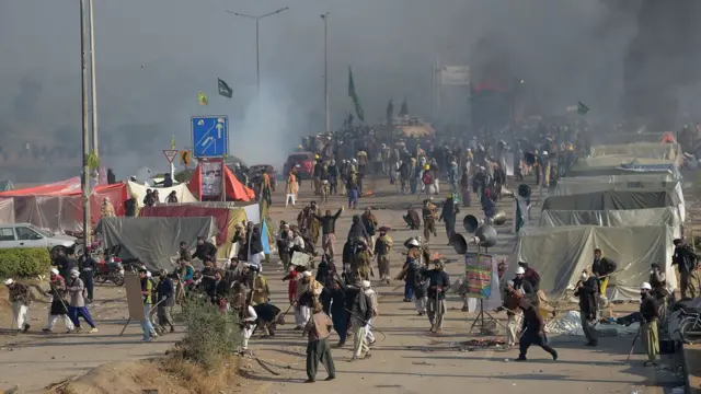 فیض آباد میں دھرنا دینے والے مظاہرین