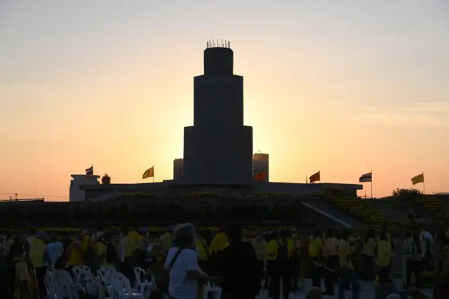 แท่นฐานพระบรมราชานุสาวรีย์ พระบาทสมเด็จพระบรมชนกาธิเบศร มหาภูมิพลอดุลยเดชมหาราช