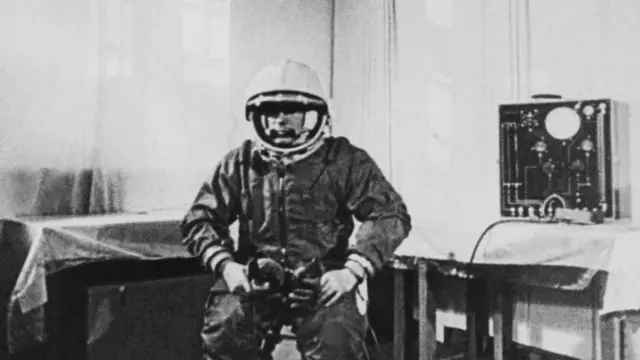 মহাকাশ অভিযানের আগে প্রশিক্ষণ নিচ্ছেন গ্যাগারিন।