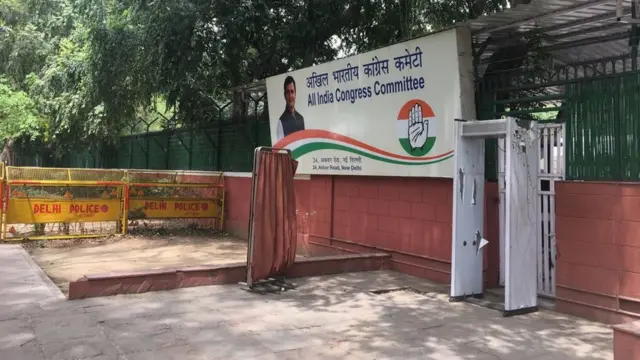 మంగళవారం ఏఐసీసీ కార్యాలయం ముందు దృశ్యం