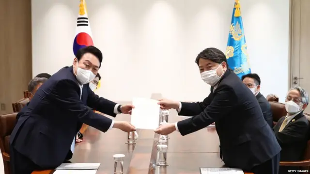 दक्षिण कोरिया के राष्ट्रपति यून सुक-योल से मिलते हुए जापान के विदेश मंत्री योशिम्सा हायाशी