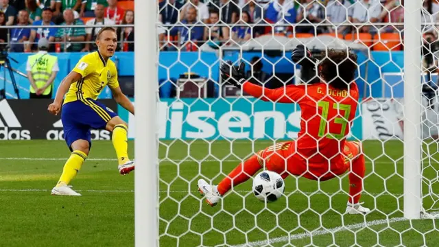 Augustinsson bate la resistencia de Ochoa.