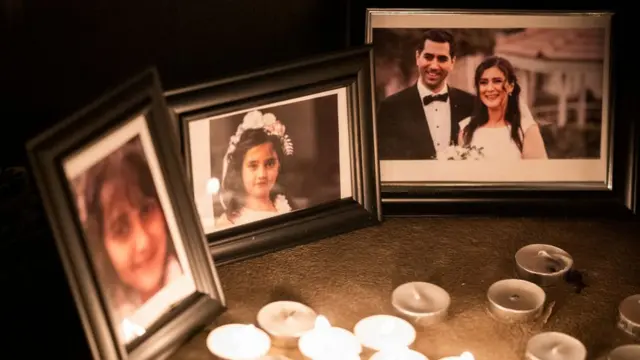 Fotos de las víctimas y velas