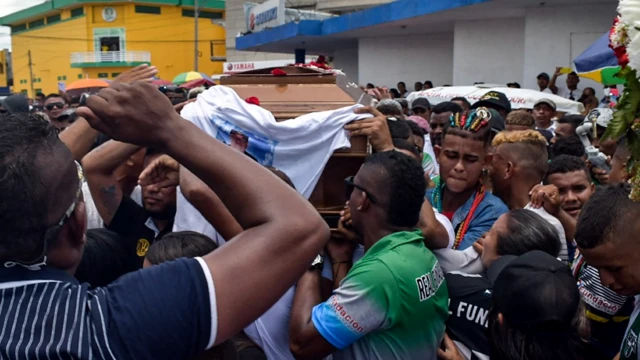Funeral após massacre na Colômbia