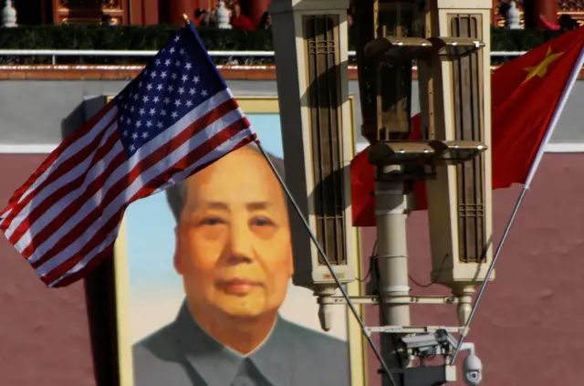 特朗普访问北京之前，美中国旗在天安门毛泽东肖像前飘扬。