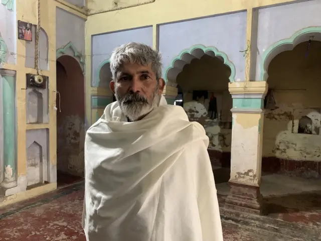 सरयू कुंज मंदिराचे महंत युगल शास्त्री