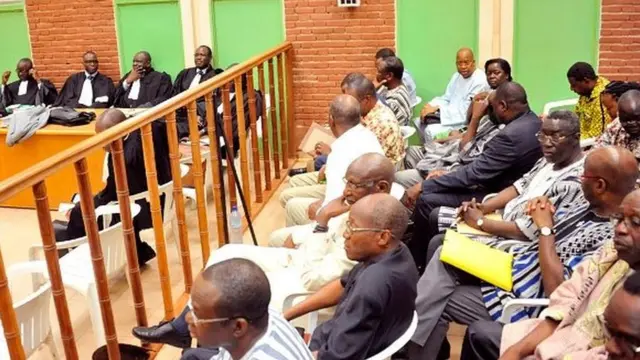 Les ministres sont poursuivis, entre autres, pour « complicité d'homicide volontaire » et « coups et blessures volontaires » des personnes qui ont trouvé la mort lors de l'insurrection d'octobre 2014