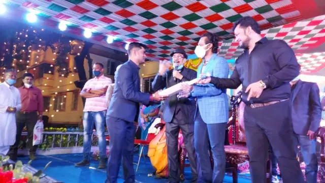 পূজা উদযাপন অনুষ্ঠানে অন্যান্যদের সঙ্গে সাকিব আল হাসান