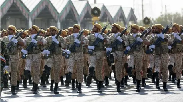 استعراض عسكري إيراني.