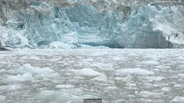 Potongan es yang berada di sekitar Pia Glacier di Selat Magelhaens.