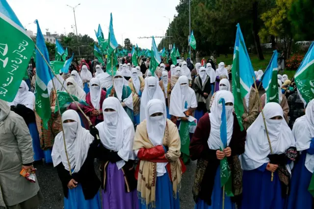 مسيرة مسلمات محجبات من الحزب السياسي الإسلامي الباكستاني "الجماعة الإسلامية". 8 مارس/آذار 2020، باكستان