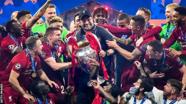 للاعبو فريق ليفربول يحملون الكأس