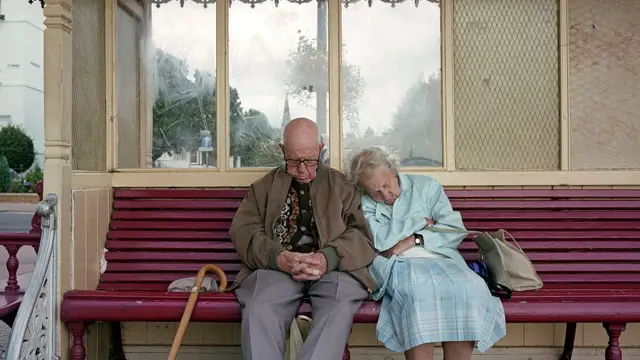 Пара літніх людей на лавці у південному англійському курорті Саутенд-он-Сі, Ессекс