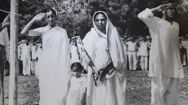 શહીદ થયેલા મહાગુજરાત આંદોલનકારીઓની વિધવાઓના હસ્તે 1962માં પ્રજાસત્તાક દિવસની ઉજવણી.