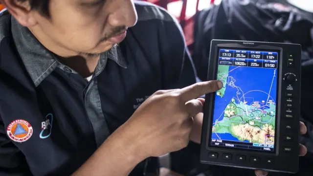 Petugas BPPT menunjukkan lokasi penyemaian garam ke awan dalam Operasi Teknologi Modifikasi Cuaca (TMC) yang menggunakan Pesawat CN 295 di sekitar wilayah perairan Selat Sunda, Jumat (03/01).