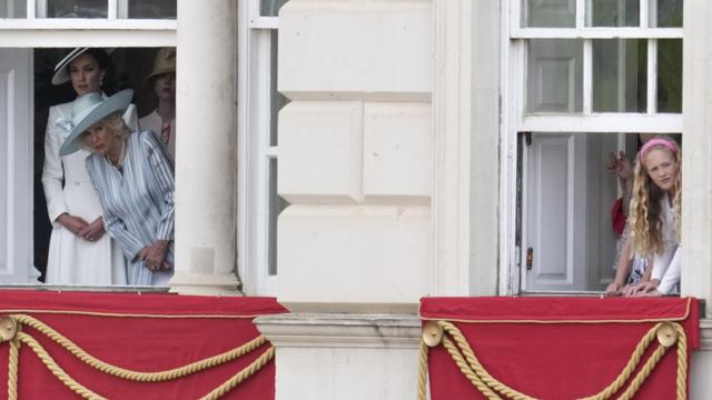 La duquesa de Cambridge, la duquesa de Cornualles y Savannah Phillips observan la ceremonia en el centro de Londres, mientras la reina celebra oficialmente su cumpleaños.
