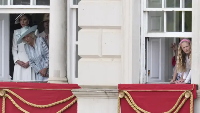 A duquesa de Cambridge, a duquesa da Cornualha e Savannah Phillips assistem à cerimônia Trooping the Color, no Horse Guards Parade, no centro de Londres