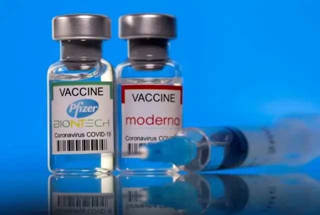 Các lọ có nhãn vaccine Pfizer-BioNTech và Moderna