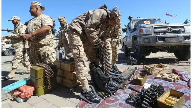 খালিফা হাফতারের বাহিনীকে ঠেকাতে মিসরাটা থেকে এসেছে সরকারি বাহিনী