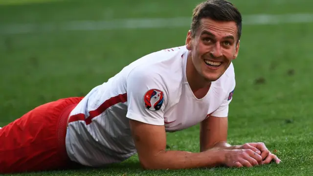 La afición polaca respiró aliviada con el gol de Milik al comienzo de la segunda parte.