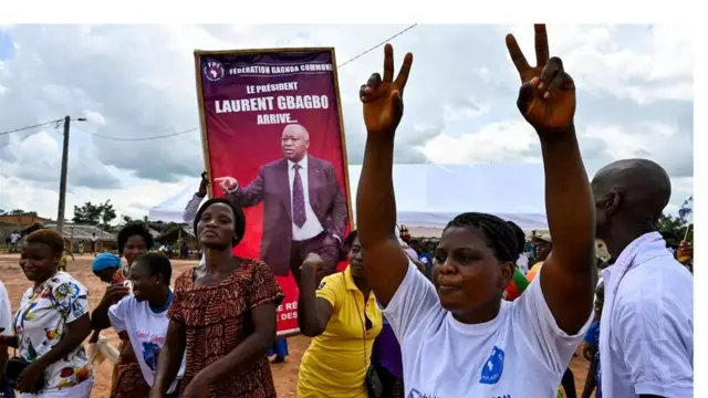 Des militants tiennent une pancarte avec la photo de Laurent Gbagbo