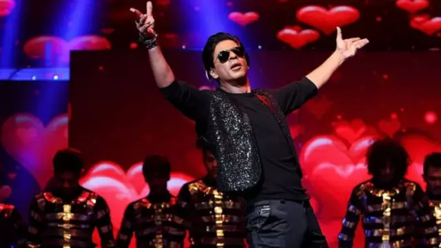 दोन्ही हात पसरून जगातलं सगळं प्रेम घेऊन आपल्या प्रेमिकेला कवेत सामावून घेण्याचं जे 'कसब' शाहरूखकडे आहे त्याचीही झलक 'दीवाना'तच दिसली होती