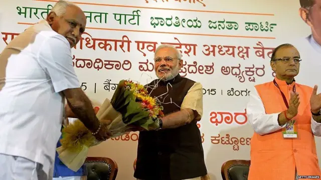 એક સમારંભમાં યેદિયુરપ્પા, વડાપ્રધાન નરેન્દ્ર મોદી અને નાણા પ્રધાન અરુણ જેટલી