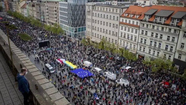 Тисячі чехів вийшли на протест проти президента. Все через Росію