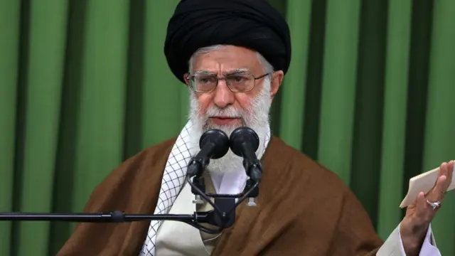 آیتالله خامنهای، رهبر ایران در پاسخ به اظهارات دونالد ترامپ: تا طرف مقابل برجام را پاره نکند ما آن را پاره نمیکنیم اما اگر او برجام را پاره کرد ما آن را ریزریز میکنیم