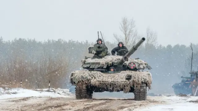 Xe tăng Ukraine tập trận - hình minh họa
