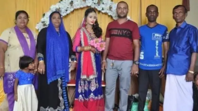 পরিবারের সদস্যদের সাথে আব্দুল হামিদ (ডানে) ছেলে নওশাদ (মাঝে)