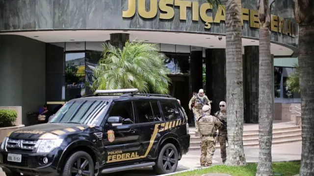 Carro da PF do ladobetano jogadas gratisfora prédio da Justiça Federal,betano jogadas gratisCuritiba