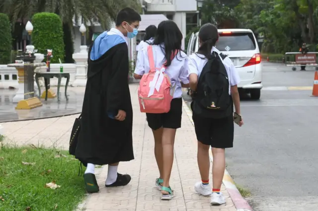 บรรยากาศบริเวณด้านหน้าโรงเรียนเตรียมอุดมศึกษา