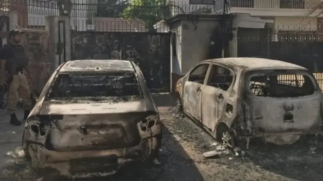 जली हुई कारें