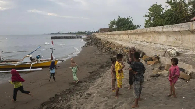 Contoh nyata dari dampak pengerukan pasir laut terjadi di Pulau Nipa, Batam yang tenggelam karena abrasi pada 2002. 