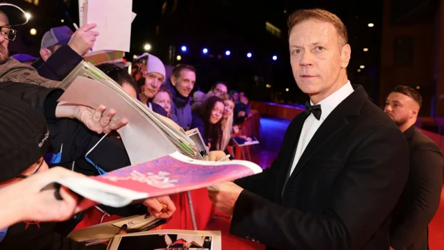 روکو سیفردی در حال امضادادن به هوادارانش