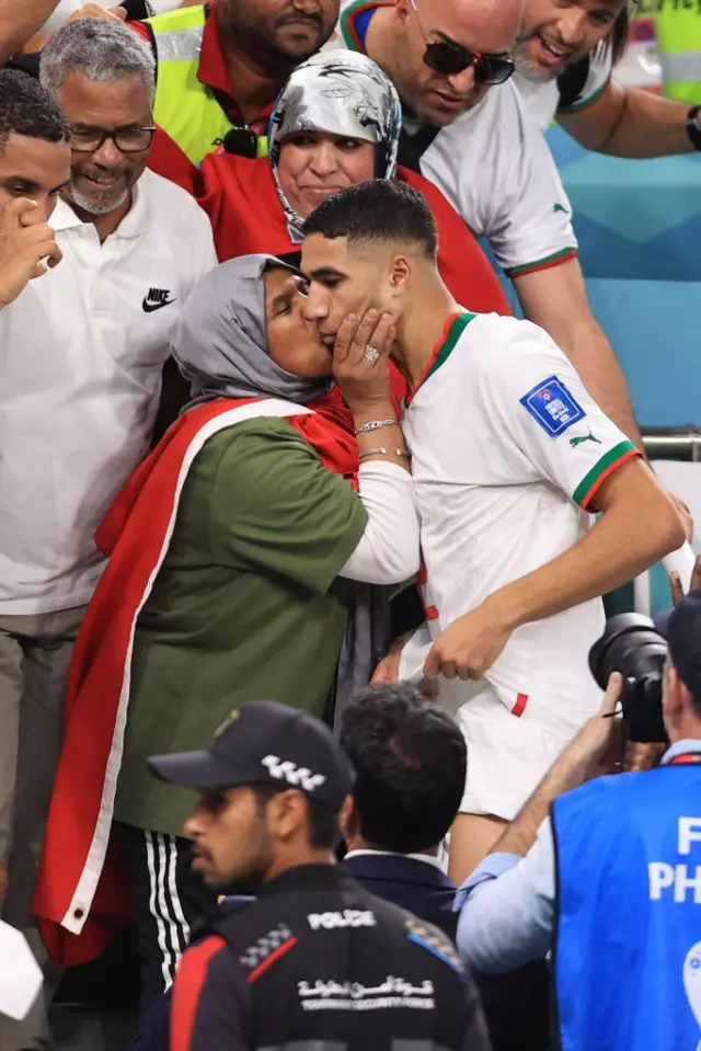 أشرف حكيمي يتلقى قبلة من والدته بعد مباراة المغرب ضد بلجيكا في كأس العالم بقطر في 2022