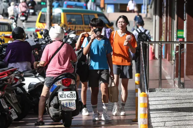 台湾酷热天气下的民众