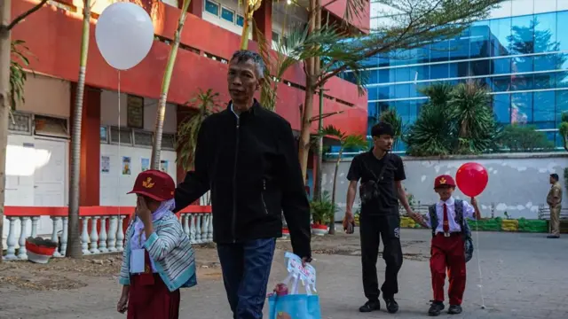 Pemerintah menggelar Gerakan Ayah Mengantar Anak di Hari Pertama Sekolah (GAMAS) untuk mendorong keterlibatan ayah dalam pengasuhan dan pendidikan anak, memperkuat komunikasi antara orang tua dan sekolah, serta membangun pola pengasuhan kolaboratif antara ayah dan ibu guna mendukung tumbuh kembang anak.