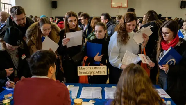 Українські біженці на ярмарку вакансій у районі Бруклін у Нью-Йорку 1 лютого 2023 року