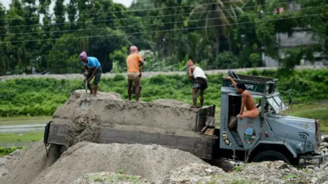 रेत खनन की फ़ाइल तस्वीर
