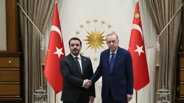 şeybani beştepe'de cumhurbaşkanı erdoğan ile tokalaşıyor